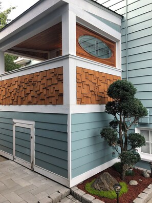 Exterior detail - Walk to EVERYTHING! Nextdoor to great restaurants and bars, close to the zoo (Seattle)