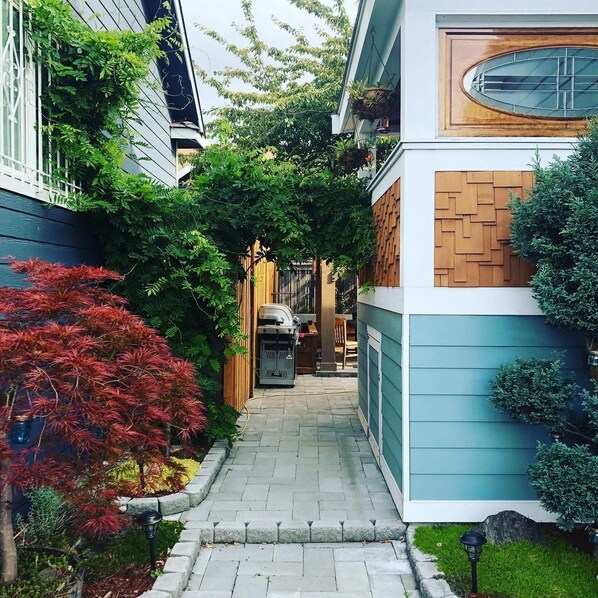 Property grounds - Walk to EVERYTHING! Nextdoor to great restaurants and bars, close to the zoo (Seattle)