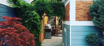 Walk to EVERYTHING! Nextdoor to great restaurants and bars, close to the zoo