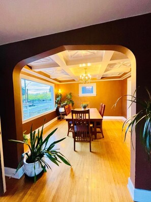 Dining - Walk to EVERYTHING! Nextdoor to great restaurants and bars, close to the zoo (Seattle)