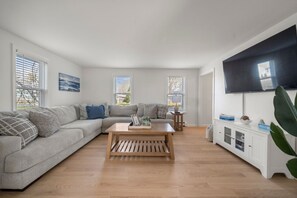 Smart TV, books, offices, computer monitors - Walk to Beach | Screened Porch | Family Friendly (Yarmouth)