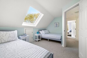 6 bedrooms, desk, iron/ironing board, travel crib