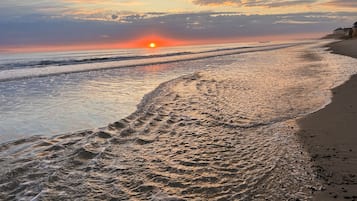 Chaises longues, serviettes de plage