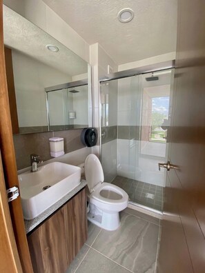 Appartement de base, 2 chambres, cuisine, dans la tour | Salle de bain