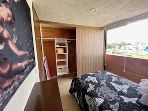 Apartamento básico, 2 quartos, cozinha, na torre | 2 quartos, ferros/tábuas de passar roupa, Wi-Fi de cortesia