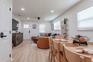 Dining - The Porch- A cozy stay just 5 mi to BU/Magnolia/Downtown (Robinson)