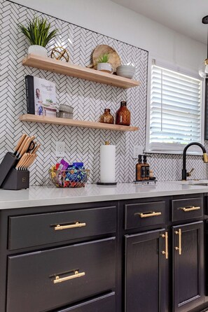 Interior - The Porch- A cozy stay just 5 mi to BU/Magnolia/Downtown (Robinson)