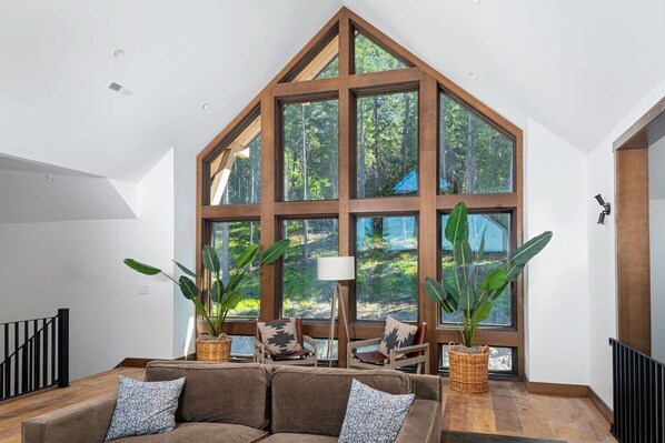 Una Smart TV, una chimenea, una mesa de tenis de mesa