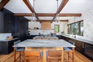 Frigorífico, microondas, horno y placa de cocina