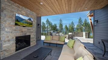 Älytelevisio, takka, pöytätennispöytä, kirjoja