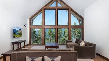 Älytelevisio, takka, pöytätennispöytä, kirjoja