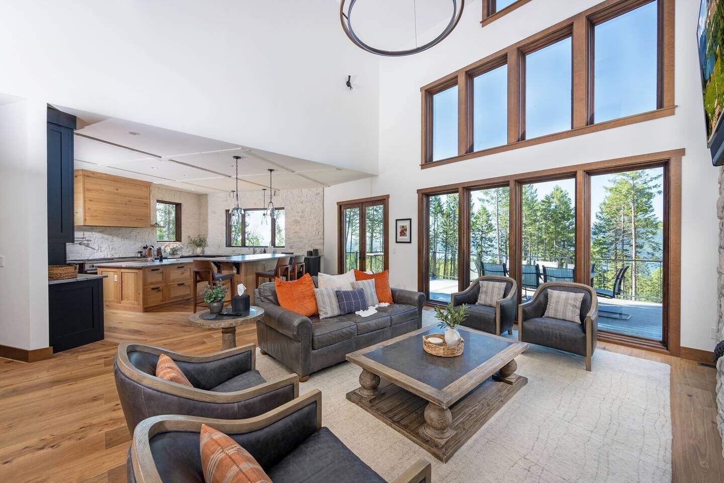 Smart-tv, pejs, bordtennisbord, bøger