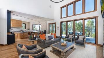 Älytelevisio, takka, pöytätennispöytä, kirjoja