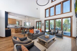 Smart TV, chimenea, tenis de mesa y libros 