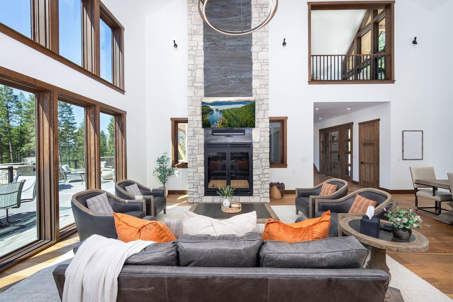 智能電視、壁爐、乒乓球設施、書籍