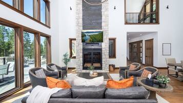 Smart TV, lareira, mesa de pingue-pongue, aparelho de som