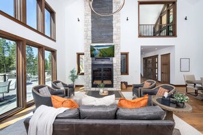 Una Smart TV, una chimenea, una mesa de tenis de mesa