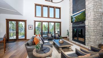 Älytelevisio, takka, pöytätennispöytä, kirjoja