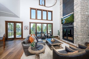 Smart TV, chimenea, tenis de mesa y libros 