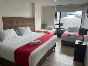 1 dormitorio, escritorio, tabla de planchar con plancha y cuna de viaje