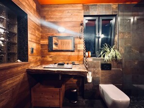Casa | Baño | Regadera, tina profunda, amenidades de baño gratuitas 