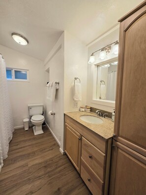 Pyyhkeet, saippua, sampoo, vessapaperi