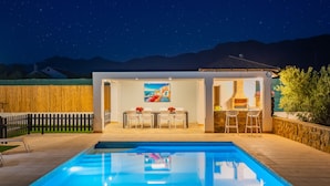 A swimming pool with a patio area, a dining table, and a barbecue setup. - Cubo's La Luz del Valle Rural House / air conditioning / free wifi / BBQ / private pool (Alhaurín el Grande)