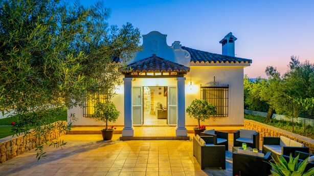 A two-story house with a tiled patio, outdoor seating, and a garden. - Cubo's La Luz del Valle Rural House / air conditioning / free wifi / BBQ / private pool (Alhaurín el Grande)