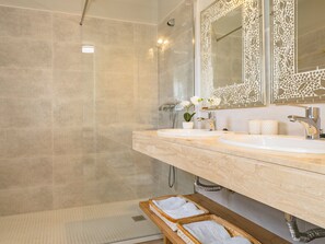Dusche, Haartrockner, Handtücher