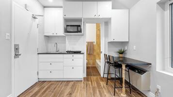 Batterie de cuisine, vaisselle et ustensiles