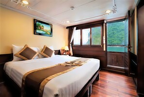 Hypo-allergenic bedding, pillow-top beds, soundproofing, free WiFi - Le Journey Premium Cruise (Ha Long)