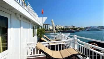 Suite with Terrace and Bathtub | Terrace/patio