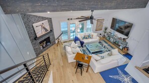 テレビ、暖炉、書斎 / ワークスペース