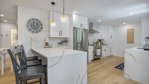 冷蔵庫、電子レンジ、オーブン、コンロ