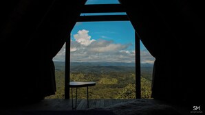 A room with a view of a mountainous landscape through a large window. - Casa da Mata (Sao Bento do Sul)