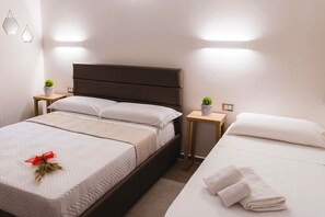 1 개의 침실, 각각 다른 스타일의 인테리어, 각각 다르게 가구 비치, 책상