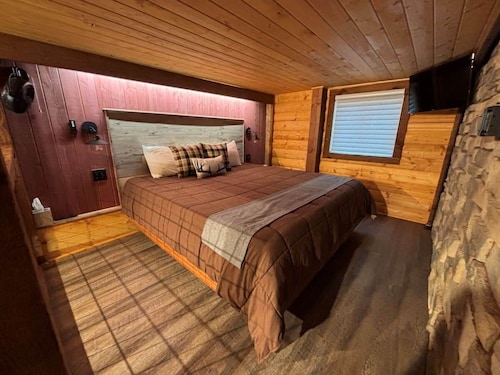 Comfort Loft Cabin with Kitchen!