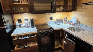 Frigorifero, microonde, forno, piano cottura