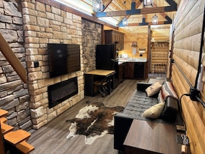 Una Smart TV, una chimenea