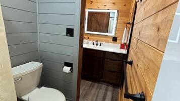 SĂšche-cheveux, serviettes fournies, savon, shampoing