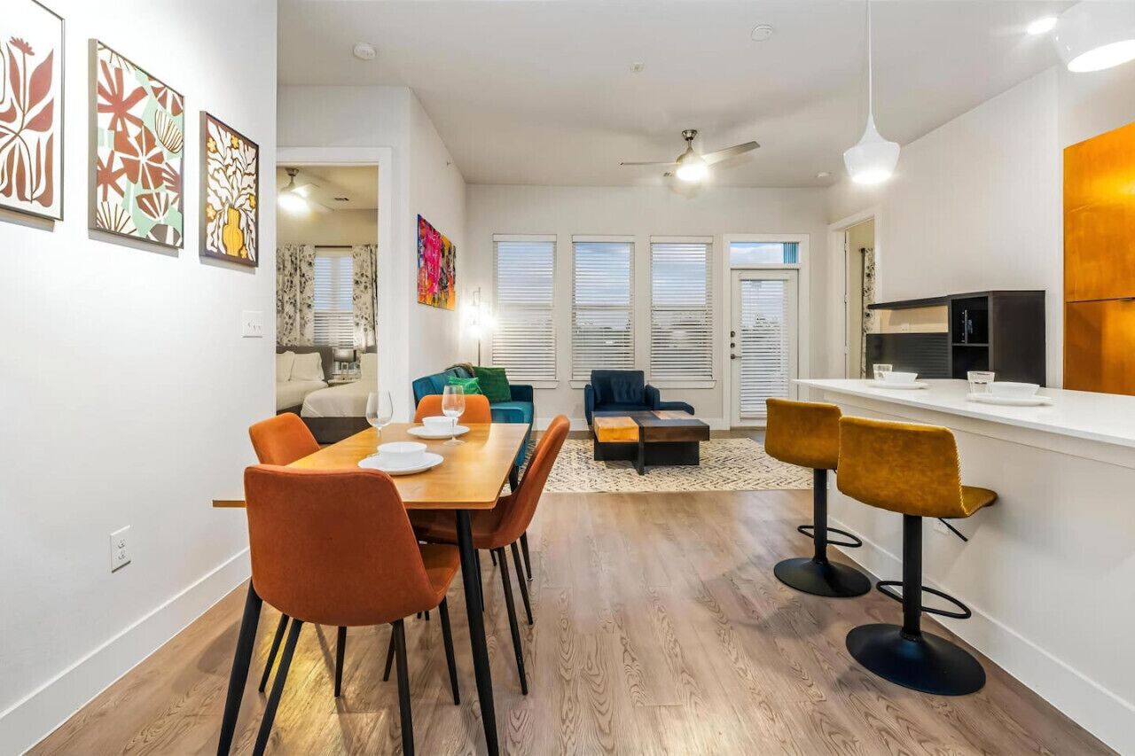 River Walk Luxury: 2BR Apt | River Views+Pool+Gym