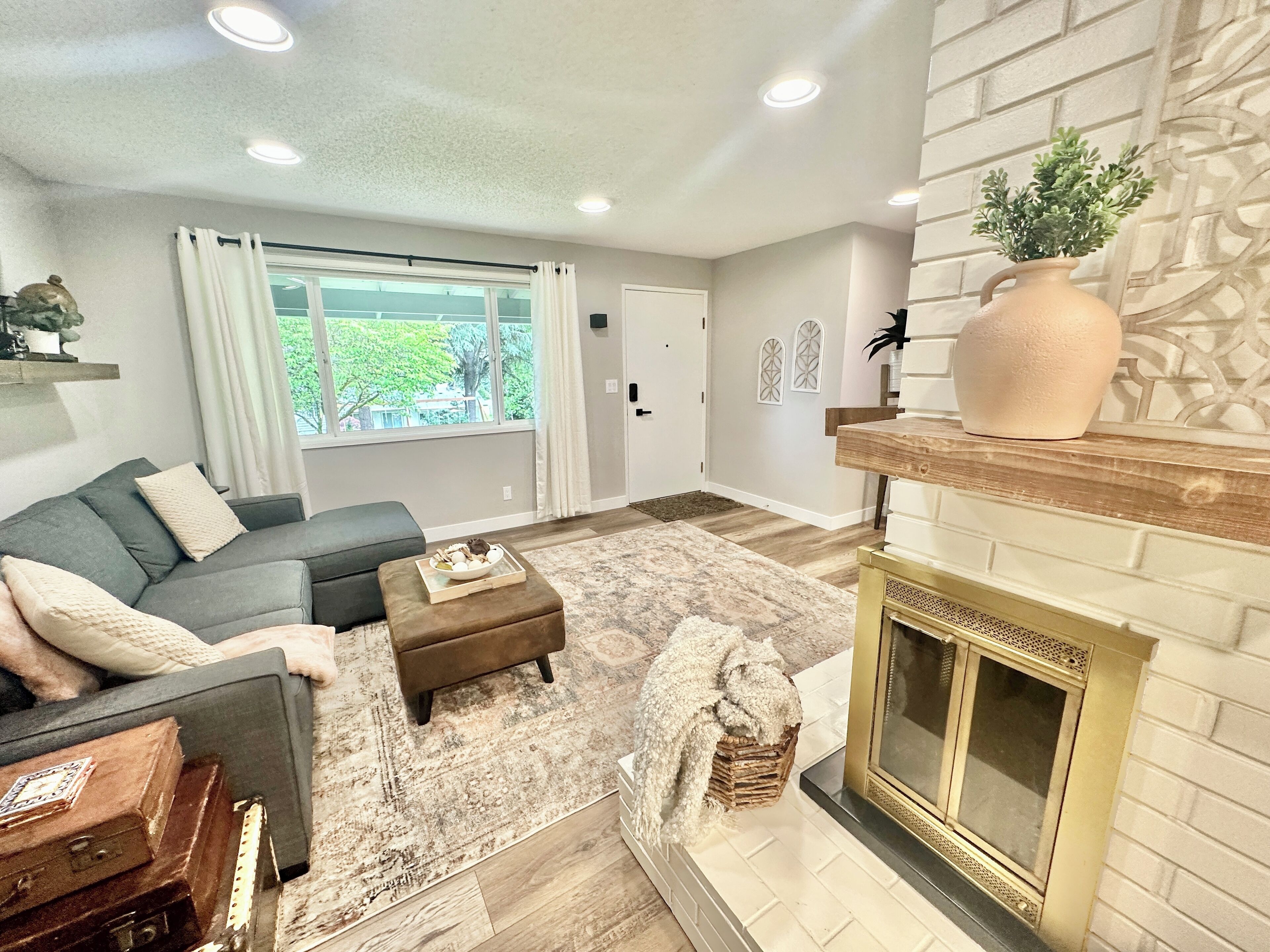 Stylish & Comfortable, Fully Equipped Home: Perfect Traveler’s Getaway! 