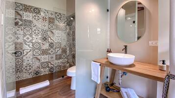 Superior Room, Balcony, Mountain View | Bathroom | Hair dryer, towels, soap, shampoo