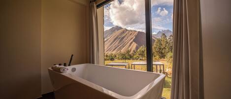 Luxury-Zimmer, Balkon, Bergblick | Badezimmer | Haartrockner, Handtücher, Seife, Shampoo