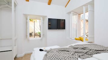 3 bedrooms, desk, iron/ironing board, free WiFi