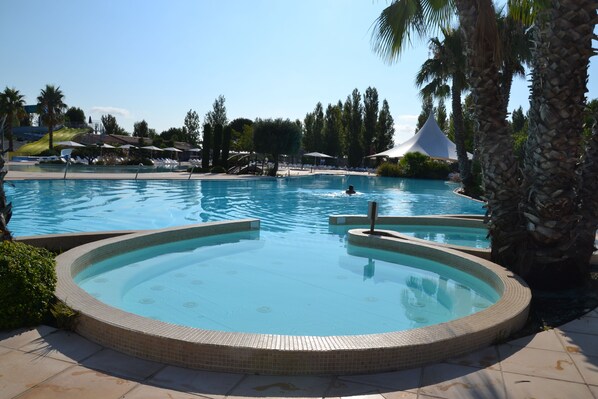 Utomhuspool och uppvärmd pool