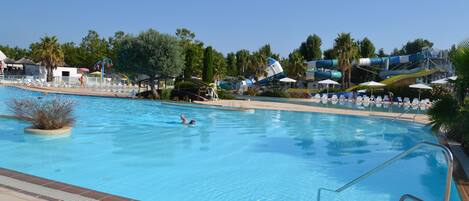 Una piscina al aire libre, una piscina climatizada
