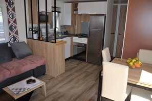 Kylskåp, mikrovågsugn, ugn och spishäll