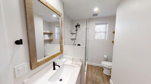 Douche, sèche-cheveux, serviettes fournies, savon