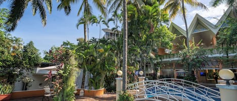 2 hồ bơi ngoài trời